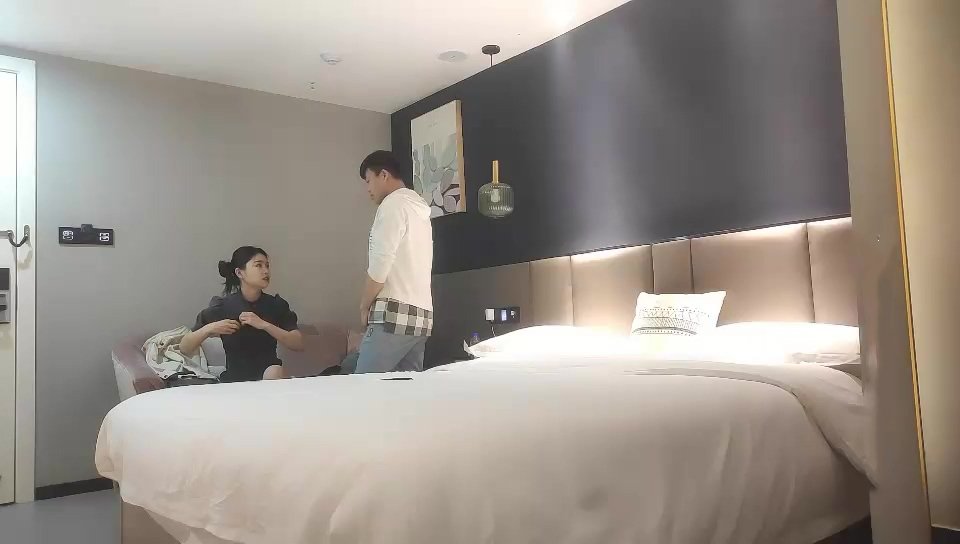 文軒探花深夜壹哥上場約了個短裙少婦啪啪，特寫口交床邊抽插上位騎坐大力猛操