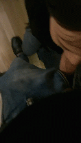 花大價錢調教的學生妹真聽話，褲子都不脫就開始舔雞巴，美乳粉穴清純臉龐真刺激