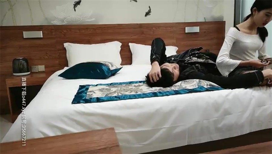 探花約了個苗條妹子，先做服務按摩乳推大力猛操呻吟，很是誘惑喜歡不要錯過