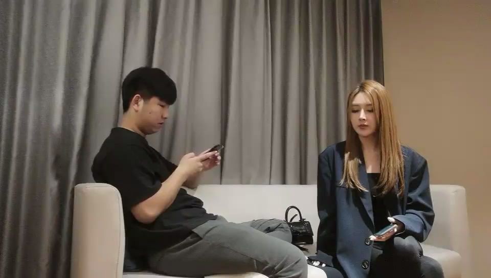 獵豔4000元女神，小蠻腰，小翹臀，逼毛修剪成三角形，各種狂乾