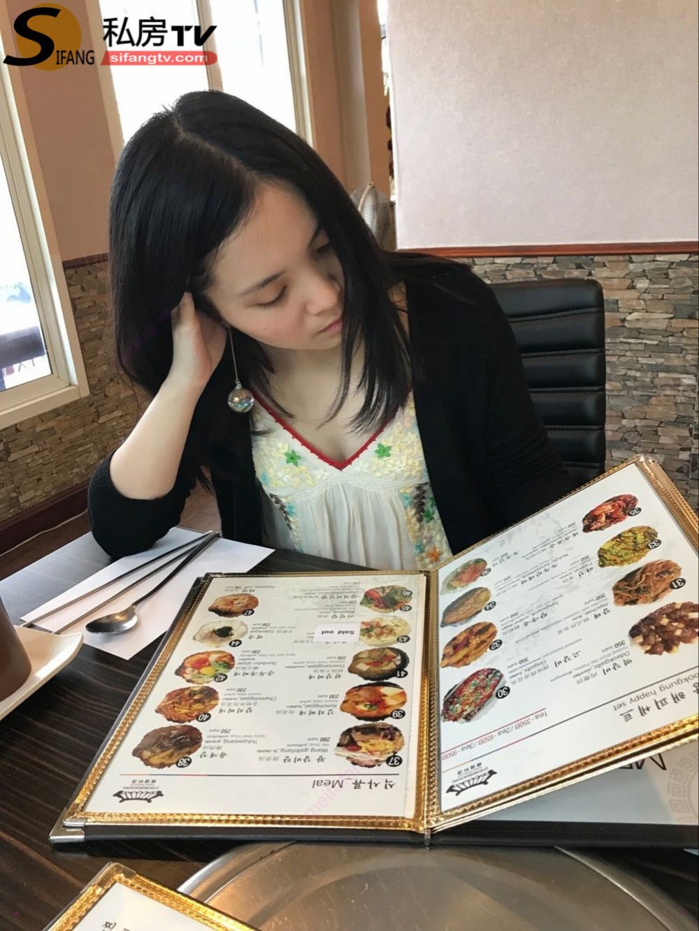 漂亮美乳豐臀鋼琴老師淫蕩一面-鋼琴上口交-抽插猛操-美乳亂顫-深喉跪舔