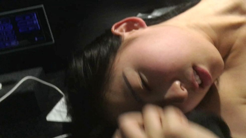 百度雲洩密-90后小美女對著鏡子全裸自拍時-被回來的男友看見性慾大增提槍就干，