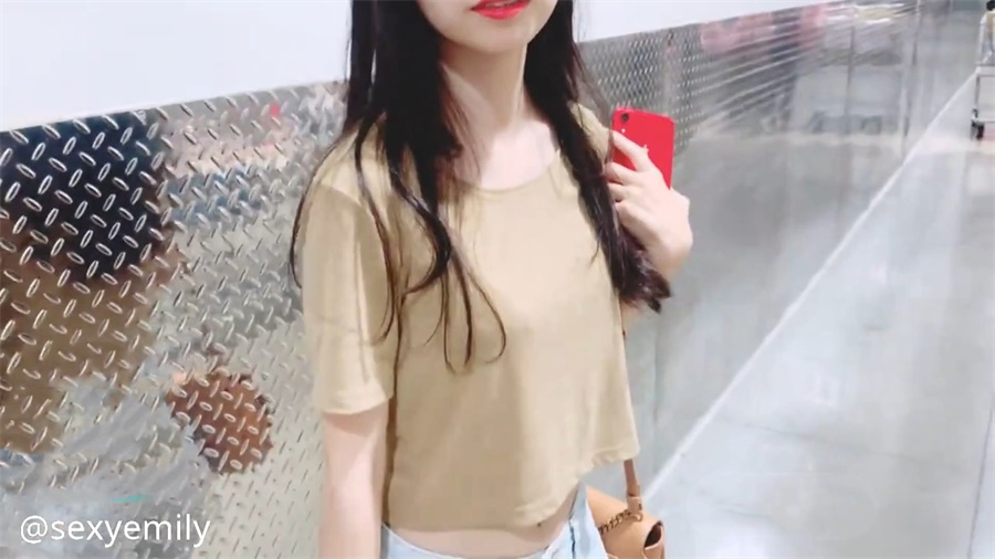 在知名賣場被粉絲認出，主播爽快答應帶回家抽插！