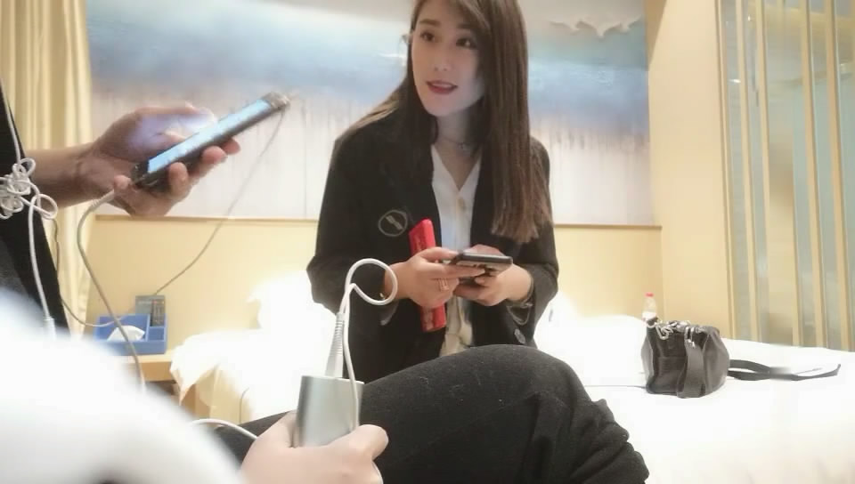 斯文眼鏡男酒店網約女神范清純漂亮大美女啪啪，