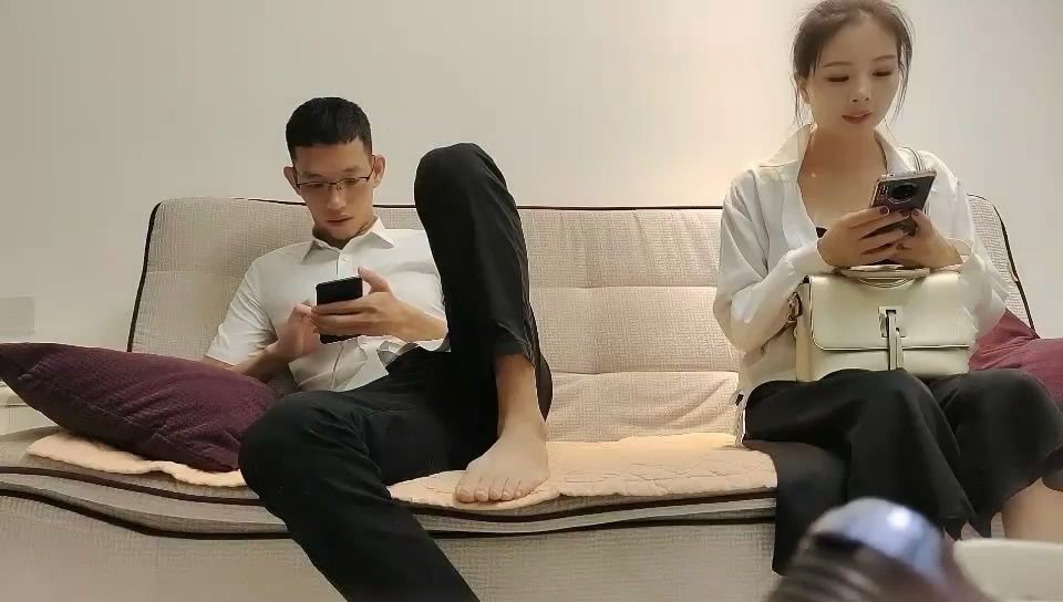 大個男賓館約了位禦姐范黑色裹胸裙高素質美女，在客廳小沙發上連續操了美女2次，