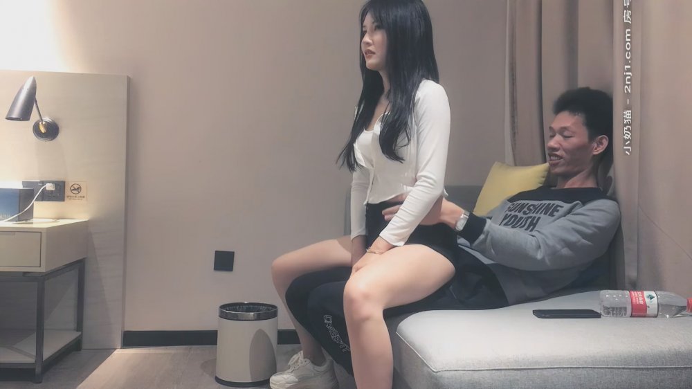 鴨哥上場迎戰高端週邊女神，清純高冷脫光陰毛濃郁性慾強，沙發摳穴猛男大展神威