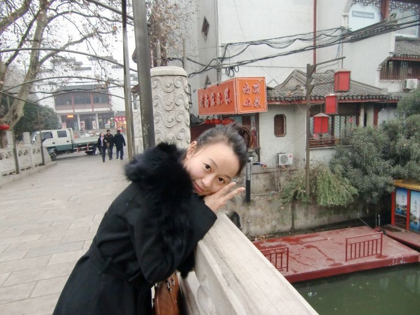 真實自拍16私藏作品，很有味道的一個氣質少婦被情人弄暈後邀請朋友一起玩，2人輪流操狠狠的內射！