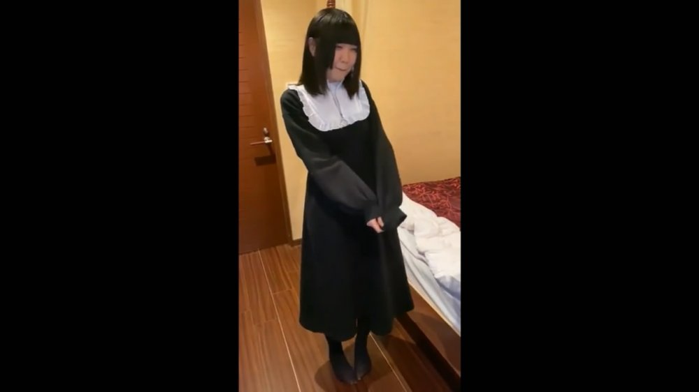 身材嬌小藝校甜美漂亮小女友打炮自拍面對鏡頭脫衣服時好羞澀舔上J8後立馬變淫蕩