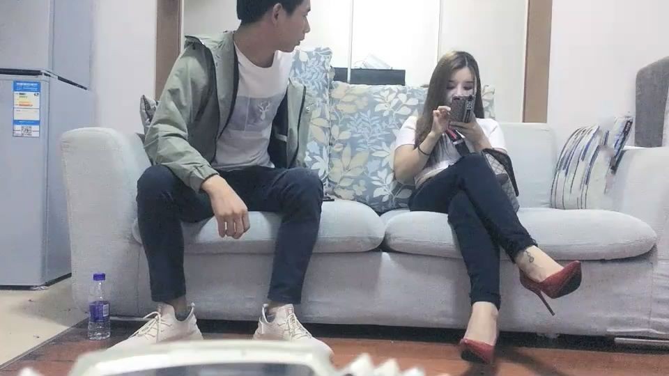 36F罩美少婦被調情後床上激烈抽插，女上位騎在雞巴上差點把她干翻過去，呻吟浪叫. 國語！