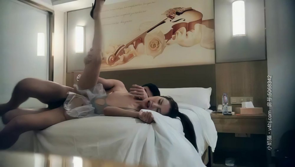 七天極品探花高顏值馬尾妹子啪啪，穿上情趣裝高跟鞋床邊抽插猛操