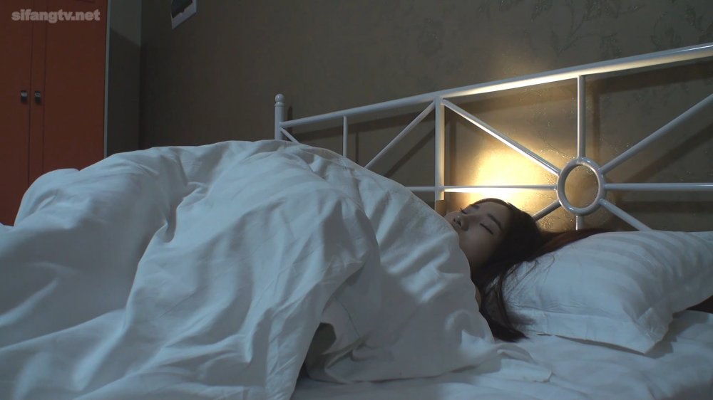 幾個色魔攝影師迷姦漂亮美女模特