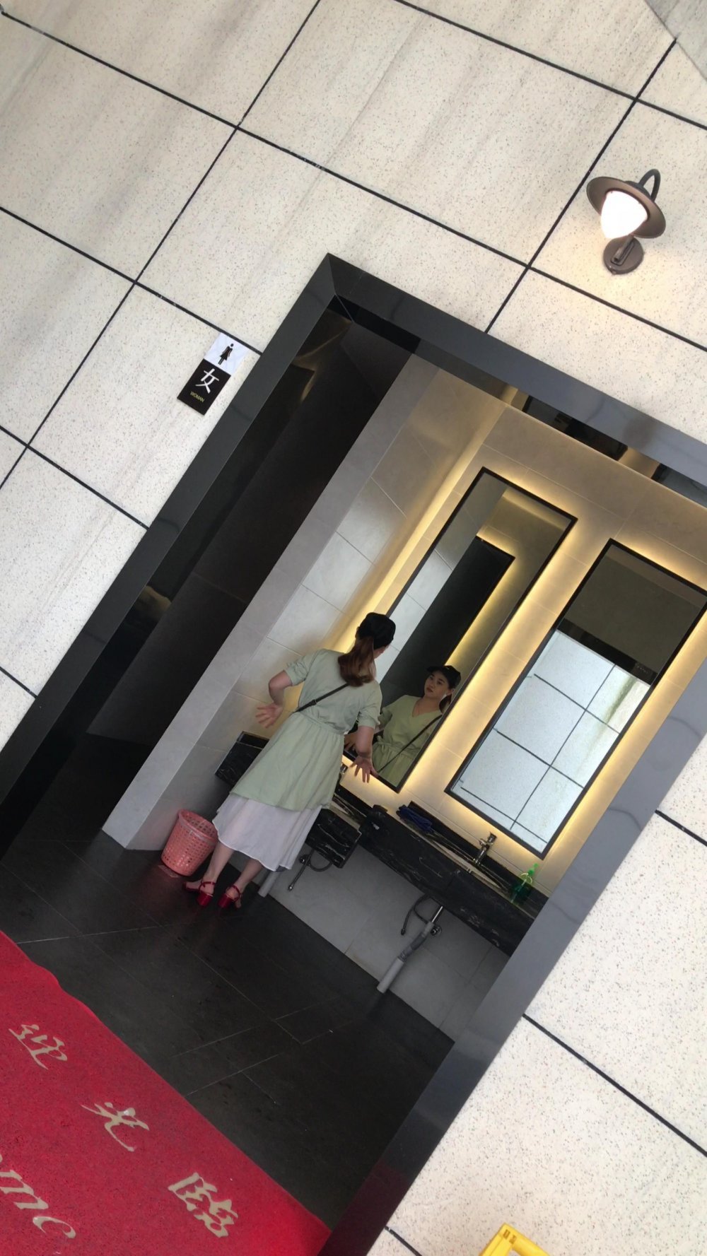 廁拍美女系列 新鮮出爐，超多網紅美女 美女好急啊 尿得跟瀑布一樣