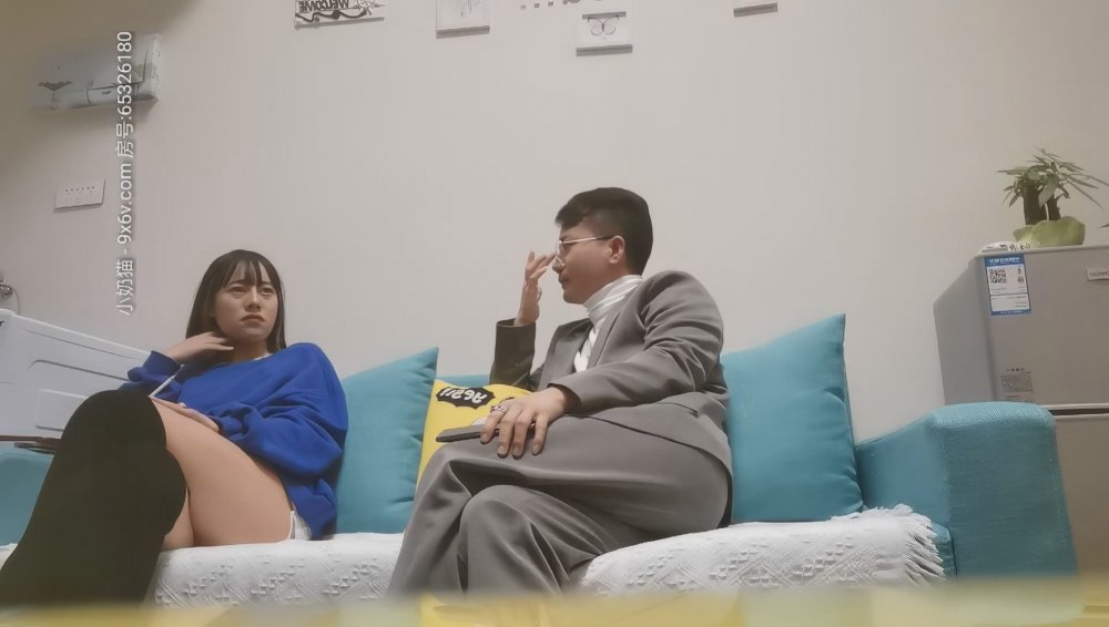約操漂亮小姐姐，沙發近景展示清晰畫質，鮑魚粉嫩肆意玩弄，高清源碼錄製