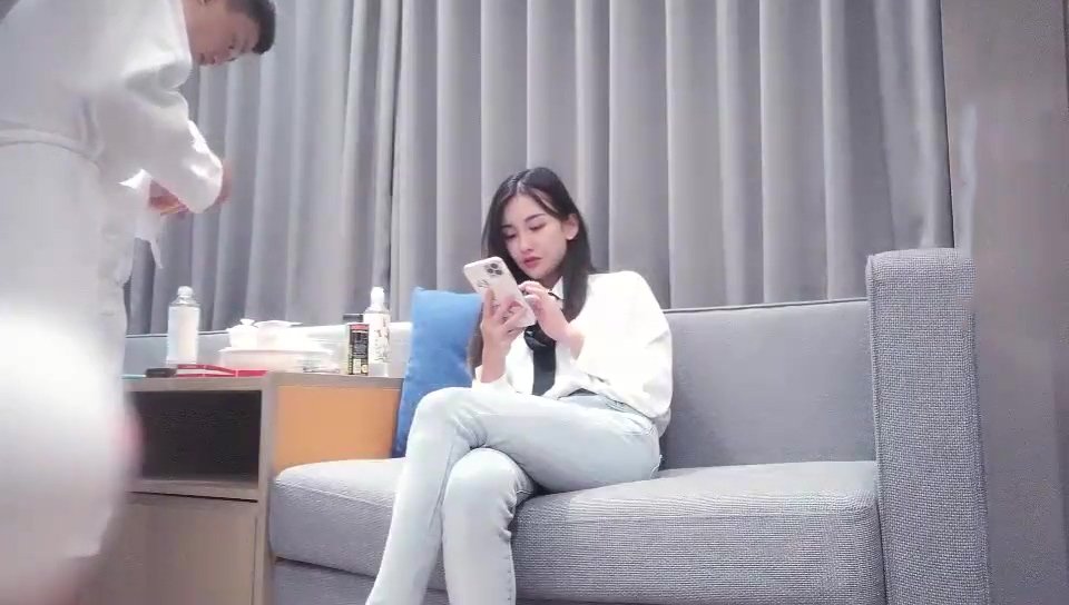 大熊探花深夜場約了個極品高顏值襯衣牛仔褲妹子，沙發上摸逼調情口交抬腿抽插再到床搞