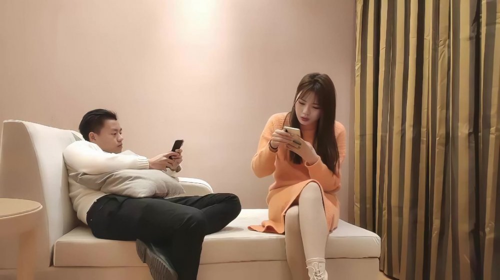 【AI高清2K修復】壹屌探花深夜場約了個高顏值黃衣妹子啪啪，苗條身材沙發上位騎坐后入大力猛操