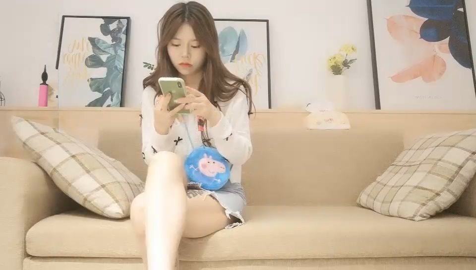 樣貌清純甜美，身材氣質極佳的高素質美女小姐姐被壯男扒掉短褲衣服奮力啪啪，趴屁股上狠狠后插