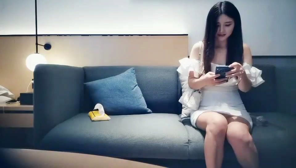 小哥酒店3500元約啪禦姐范女神級極品美女，白色緊身包臀裙，腿長膚白，沙發上先乾嘴巴再到床上