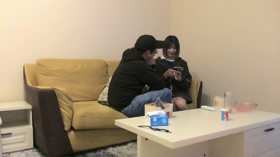 酒店爆插長相甜美漂亮短髮大學美女，被雞巴粗大身體強壯的中年男，摳逼，口交