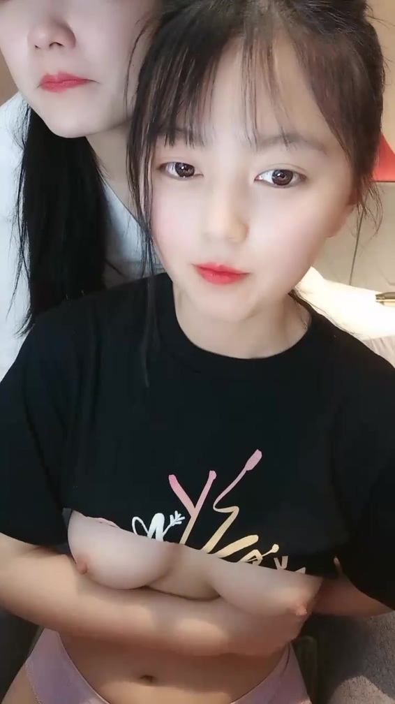 幸福老哥啪啪童顏大奶00后嫩妹今天新加入個眼鏡妹3女1男，先用震動棒玩弄一番口交上位騎坐輪番上陣