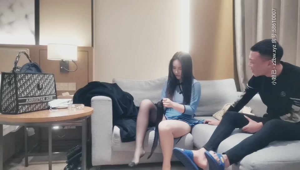 黃先生代班約操週邊小姐姐，白嫩大胸網紅臉，沙發啪啪后入激情無限