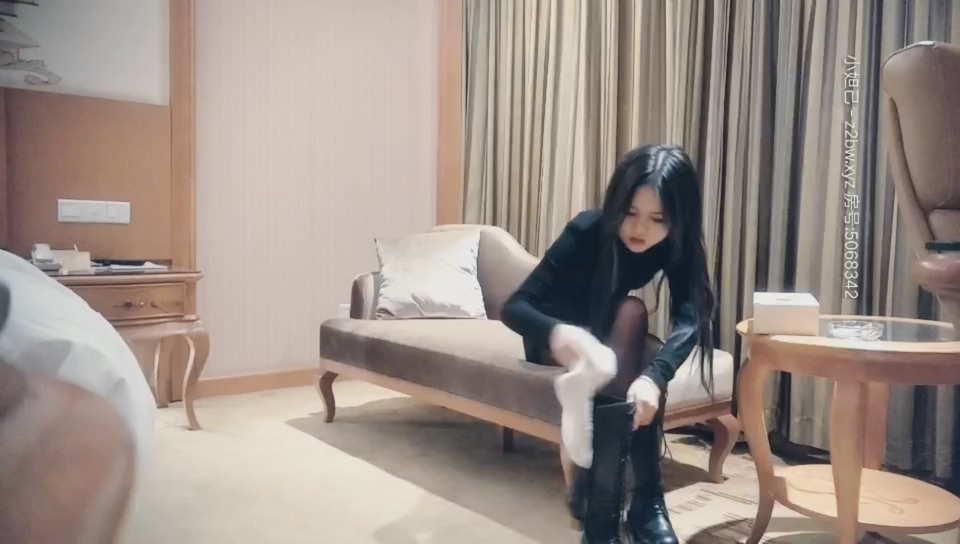 週邊小姐姐甜美可愛，苗條黑絲口交近景展示，床上暴操嬌喘不斷觀賞價值高