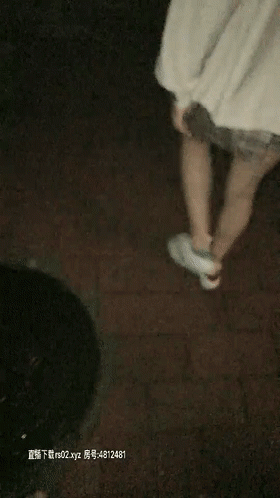 深夜約漂亮學生妹到商場洗手間啪啪，對著鏡子讓她欣賞自己的翹臀被大雞巴插入讓妹子超級害羞，顏值高身材好乖巧又聽話