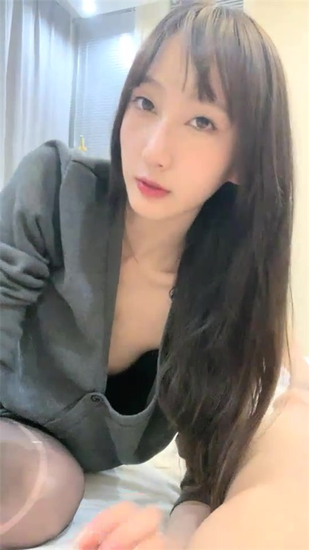 小紗霧新人極品顏值美女和炮友啪啪，特寫口交舔蛋脫下黑絲騎坐，性感大屁股讓美女自慰，跳蛋一邊震邊猛操