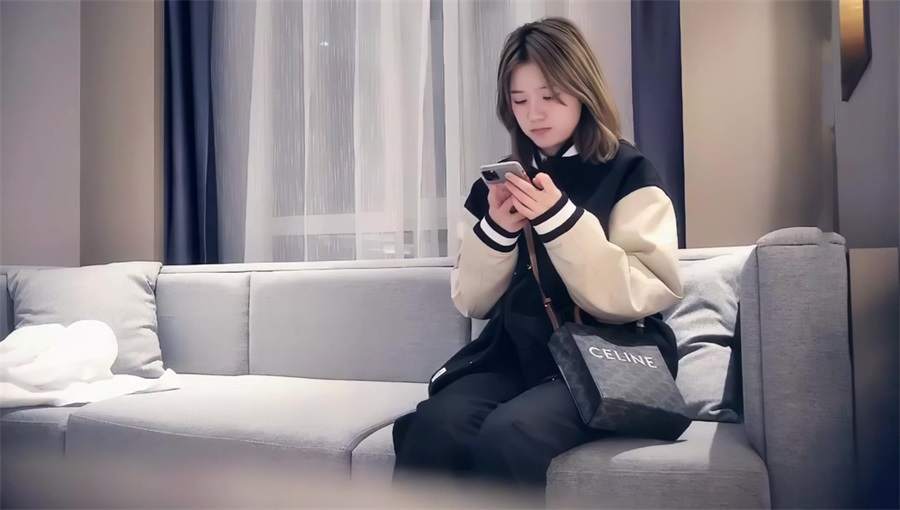 LOVE小天探花棒球服短髮萌妹子啪啪，脫掉衣服花臂紋身看不出社會人，腰細胸大側入妹子被操哭了