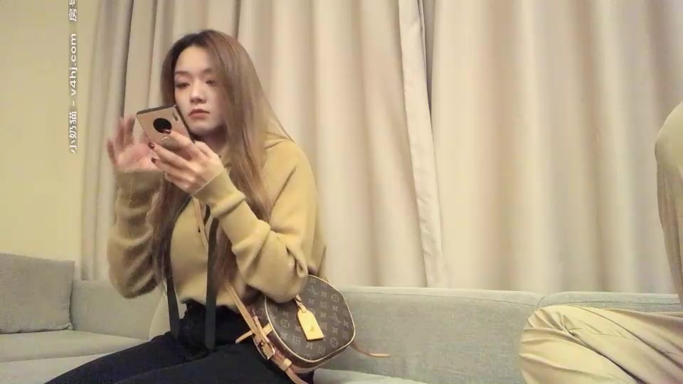 小寶尋花約了個顏值不錯LV包包妹子啪啪，近距離特寫口交后入大力抽插猛操