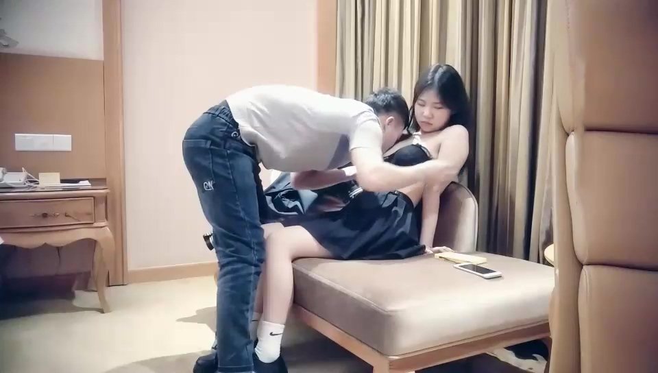 男魔小天深夜場探花約了個JK裙萌妹子啪啪，舌吻舔奶特寫口交插嘴側入大力抽插猛操