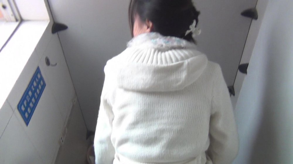溝廁拍少婦大屁股上還留有大姨媽的痕跡