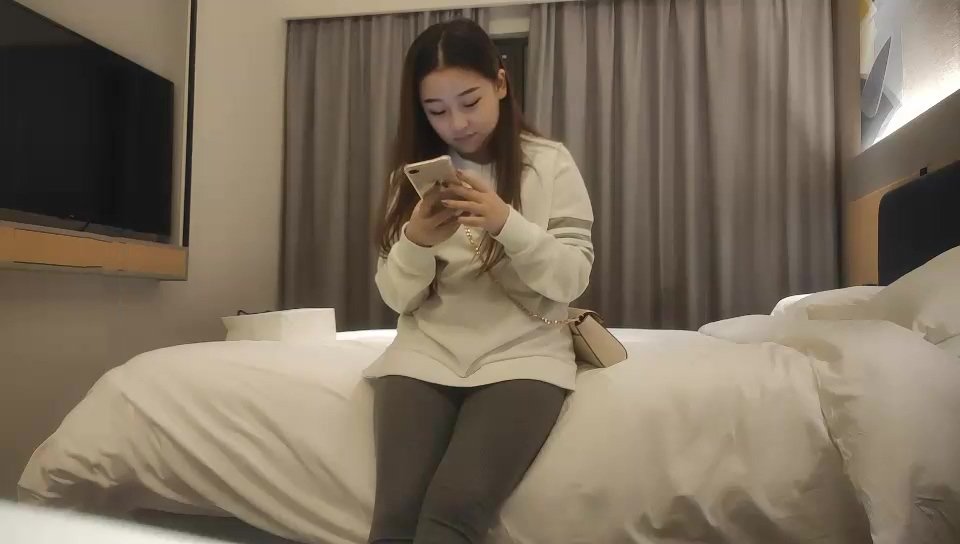 文軒探花深夜場約了個緊身褲妹子啪啪搞了兩炮，騎坐側入猛操搞完穿上襯衣黑絲再來一次