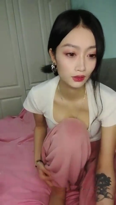 性感小腿精顏值不錯紋身性感少婦炮友啪啪，特寫口交足交上位騎坐自己動最後內射