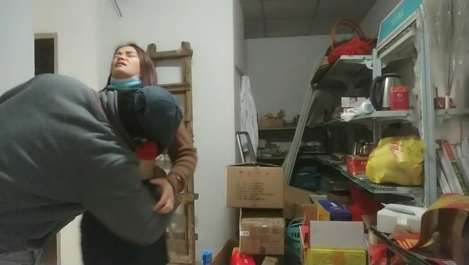 新鮮出爐實力大叔勾引強上小藥房老闆娘受不了庫房斷斷續續搞2次吃飽飯後去休息