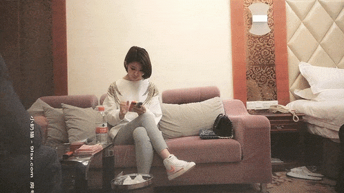 凌晨場約操氣質短髮小姐姐，精選新品情趣裝，粉嫩鮑魚細腿美乳