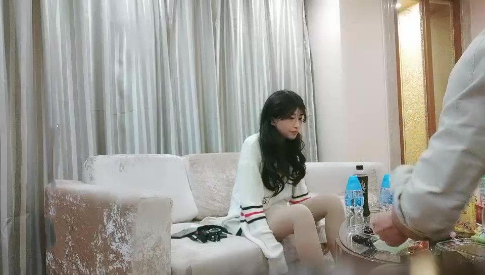 91沈先森被安排第一場妹子再來一炮，還穿著衣服直接開操，后入撞擊臀部騎坐抽插側入猛操