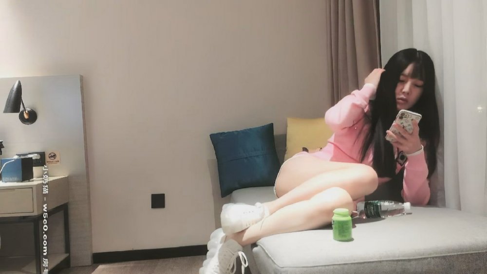 大屌猛男3500大戰週邊小姐姐，00後清純妹子溫柔乖巧，極品鮑魚一線天好粉嫩，沙發AV視角啪啪