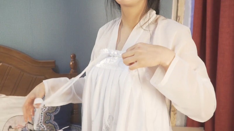 S級身材惹火美女拍攝現場放福利讓攝影師鹹豬手把全身摸了個遍最後還用腳説明他射精1080P版