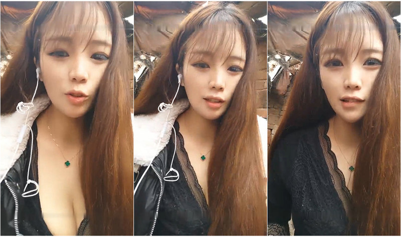 農村也很會玩，村花小姐姐到村裡淘汰沒人住的破房子褕褕脫光光，叉開黑森林給你看