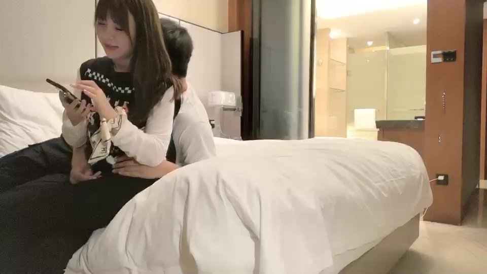 小寶尋花大神帶你找大圈高素質週邊妹，極品無毛一線天肥逼，翹著屁股舔弄舌吻後入側入猛操