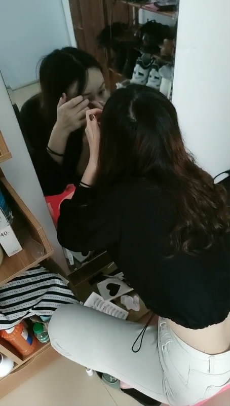 很有擼點的高顏值大學生美女校外出租房化妝準備出門卻被渣男軟磨硬泡來了一炮膚白胸大很聽話無套幹的她欲仙欲死