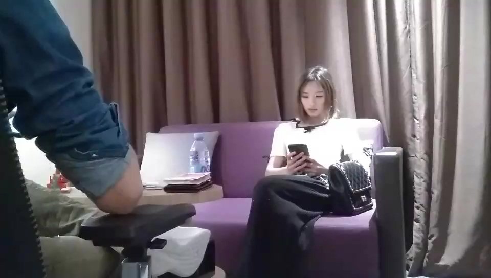 沈先森嫖娼大師老金帶你找週邊，短髮甜美妹妹換上卡哇伊情趣裝，大屌抽插抱起來猛烈撞擊