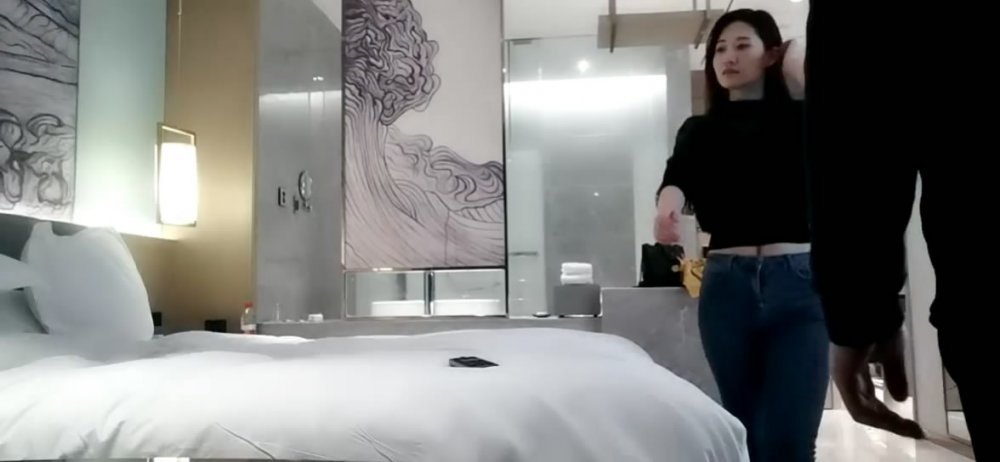 屌哥和老王酒店約炮極品週邊兼職空姐路虎妹