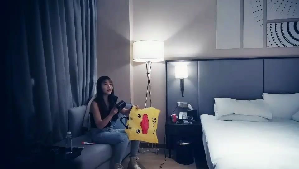 學院派牛仔褲長髮美女酒店被混社會的紋身哥沙發上各種玩弄后抱床上狠狠抽插，