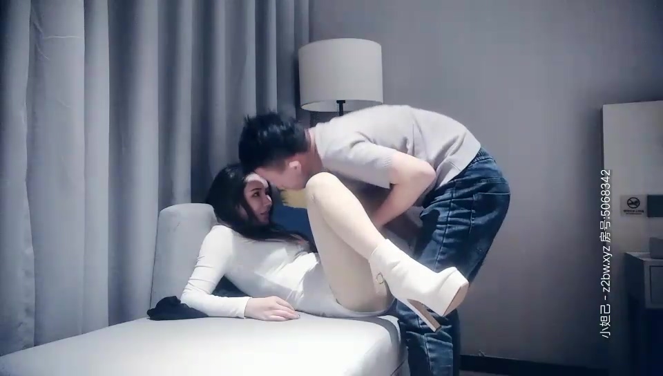 男魔小天深夜場約了個白衣騷氣少婦啪啪，性感黑絲口交側入抱起來大力猛操