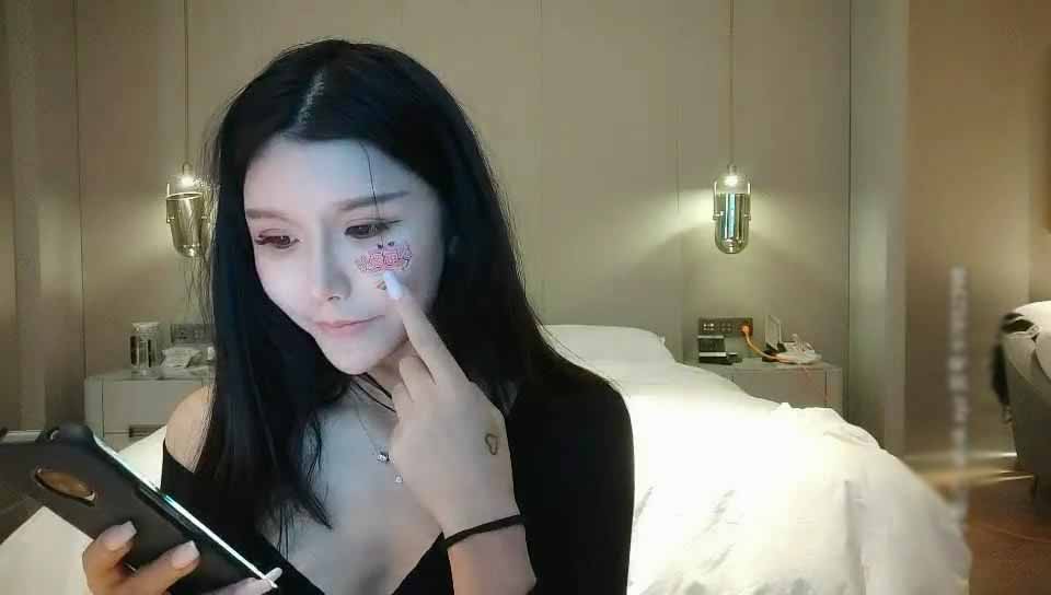 挑戰全網探花雙飛出擊【新一代女探花】約炮好色小哥玩雙飛長腿黑絲姐妹花 扛腿抽插 連操兩炮