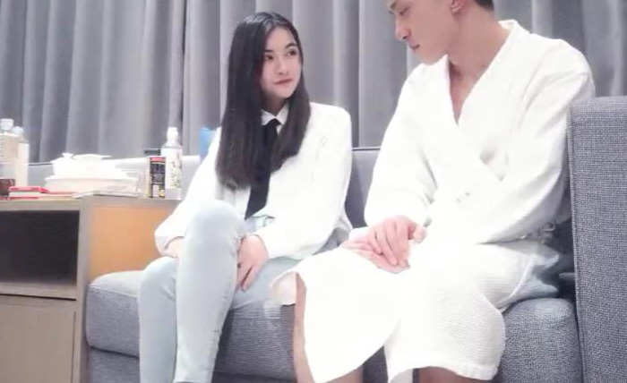 高端週邊妹子 長著一張初戀臉蛋兒，像熱戀般的情侶熱吻調情，小哥大力干，妹子被幹疼了