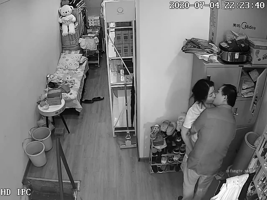 駭客破解網路攝像頭偷拍單位值班女醫生和領導在醫務室偷情被扒下內褲趴在椅子