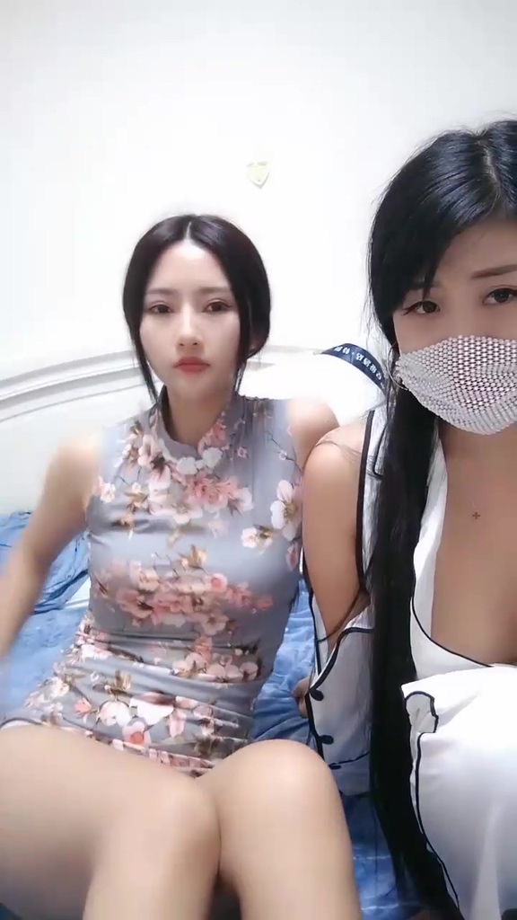劇情演繹旗袍顏值姐妹花勾搭保安解決生理需求，撩起裙子坐上來摩擦調情，上位騎乘站立側入操玩一個換下一個【MP4/767MB】