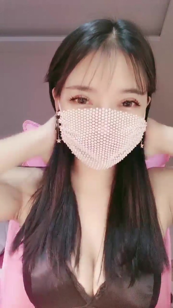 漂亮眼睛毛毛濃密口罩妹子刺激自慰白漿秀，掰穴震動棒插入濕一片，好像頂著我子宮了，不夠爽上黃瓜抽插叫爸爸